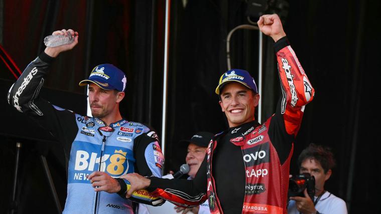 Marc Marquez (r.) feiert mit seinem Bruder Alex Marquez (l.). © APA/afp / JOSE JORDAN