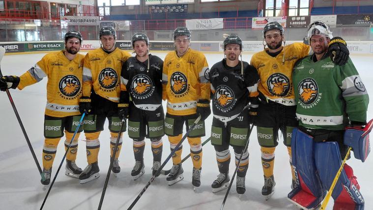 Sieben auf einen Streich. Das sind die Neuzugänge des HC Pustertal: David Farrance, Josef Prast, Gunnarwolfe Fontaine, Dominik Obexer, Gerry Fitzgerald, Luke Moncada und Colin Furlong (von links). © Kurt Platter
