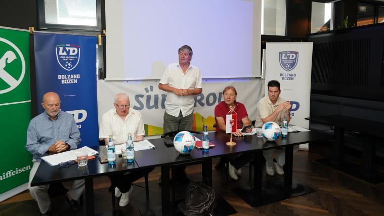 Stellten in Bozen die neue Südtiroler Amateurfußball-Saison vor (von links): Rodolfo Berardo (Frauenfußball), Vize-Präsident Günther Pföstl, Verbandschef Klaus Schuster sowie die Vorstandsmitglieder Karl Wierer und Manuel Tabarelli. © DLife