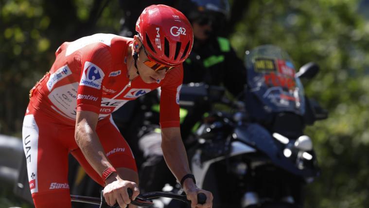 Tadej Pogacar muss den Traum vom erstmaligen Vuelta-Triumph zumindest verschieben. © ANSA / Javier Lizon