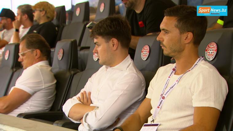 Der erste Teil der Saisonvorbereitung ist geschafft – und doch herrscht beim FC Südtirol hinter den Kulissen weiter reges Treiben. Im Hinblick auf die kommende Serie-B-Saison stellen sich vier brennende Fragen, die Manager Hannes Fink, Trainer Davide Possanzini und Kapitän Fabian Tait unseren Lesern in diesem Video beantworten. © stol