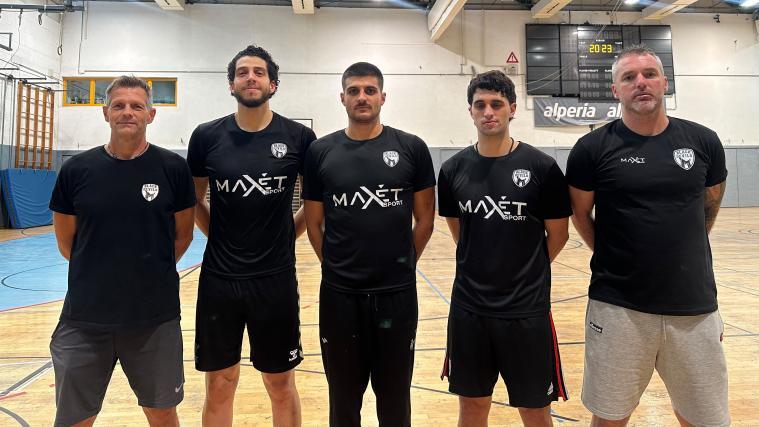 Von links Merans Cheftrainer Jürgen Prantner mit den Neuzugängen Guilherme Leonel (der Brasilianer kommt vom SSV Brixen), Alfredo Torres aus Portugal, Patricio Plater aus Argentinien und dem neuen Assistenten   Marko Dapcevic aus Montenegro.