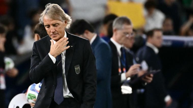 Betretende Mine: Das Comeback von Roberto Mancini als Nationaltrainer ist misslungen. © APA/afp / FILIPPO MONTEFORTE