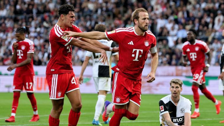Harry Kane (r.) jubelt, Aleksandar Pavlovic freut sich mit ihm. © ANSA / RONALD WITTEK
