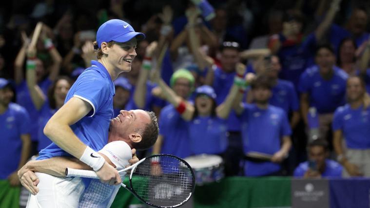 Jannik Sinner avancierte 2024 zum Helden des Davis Cups. Inzwischen steht die Mannschaft von Filippo Volandri bei drei Triumphen in Serie. © AFP / THOMAS COEX