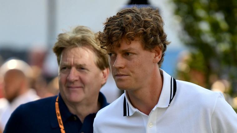 Jannik Sinner arrived accompanied by his father, Hanspeter. © APA/afp / MARCO BERTORELLO