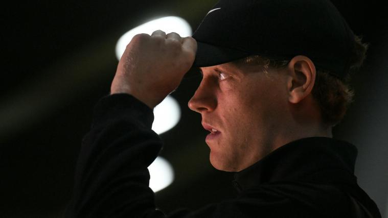 Jannik Sinner muss auf sein Comeback und einen starken Herbst hoffen. © AFP / TIZIANA FABI
