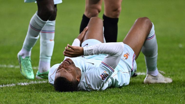 Kylian Mbappé musste verletzungsbedingt ausgewechselt werden. © APA/afp / OZAN KOSE