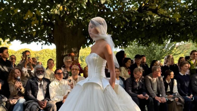 Laila Hasanovic präsentiert ein außergewöhnliches Hochzeitskleid. © Instagram