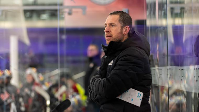 Meran-Trainer Christian Borgatello empfängt Meister Gröden. © BK Photo