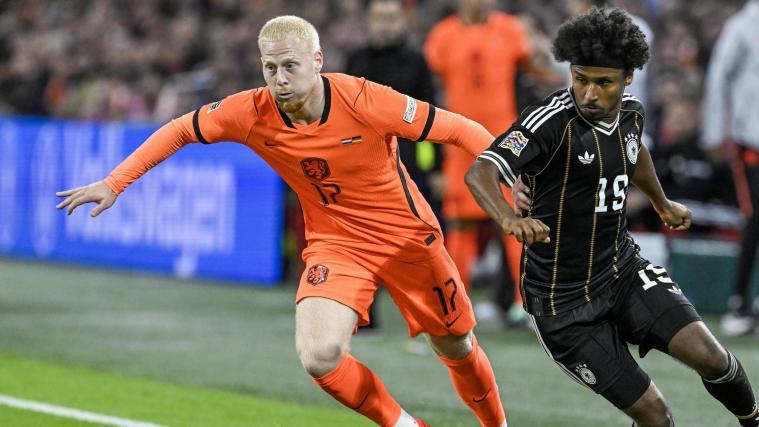 Mexx Meerdink (links) und Karim Adeyemi (rechts) im Duell. © ANSA / OLAF KRAAK