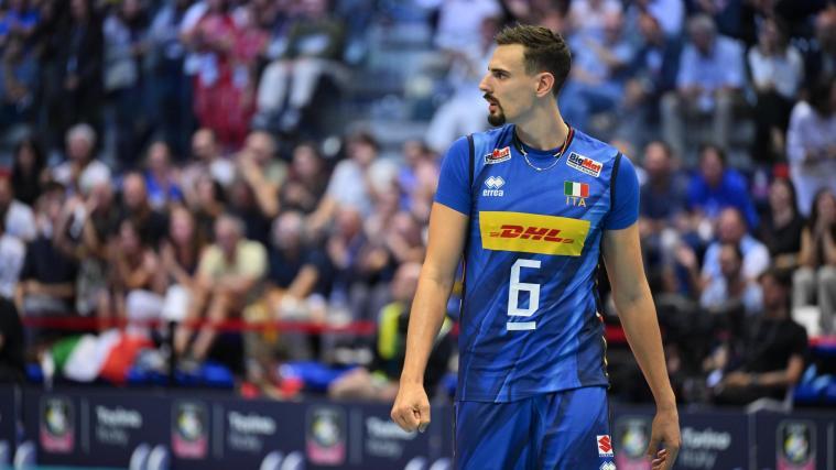 Simone Giannelli (rechts) ist mit Italien sensationell gescheitert. © FIPAV