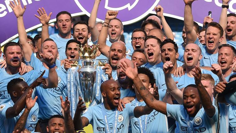 Über die Ära von Pep Guardiola (hält Trophäe) und Co. bei Manchester City legt sich ein dunkler Schatten. © APA/afp / OLI SCARFF