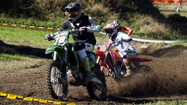 Nach den Rennen in Rietz, Berkheim, Kundl und Sant'Anna d'Alfaedo, findet das diesjährige Finale des Alpencup MX in Pfitsch statt. Rund 400 Motocrossfahrer aus Südtirol, dem Trentino, Österreich, Deutschland und der Schweiz messen sich dieses Wochenende auf der technisch herausfordernden Strecke in Pfitsch. Christian Wolfsgruber, Präsident der Pfitscher Eisbären, zeigt sich im SportNews-Interview zufrieden mit den diesjährigen Rennen. © stol