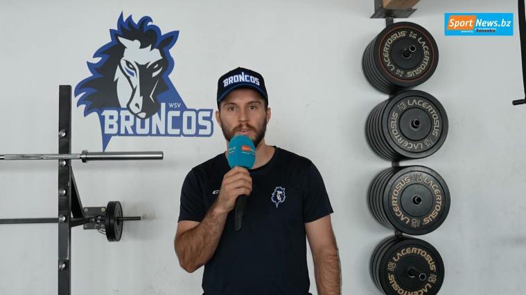 Die Wipptal Broncos sind bereit für die neue Saison. Doch bevor die Meisterschaft beginnt, treibt ein etwas anderer Reporter in den Kabinengängen der Sterzinger sein Unwesen. Alex Zecchetto, Stürmer der Broncos, hat seinen Mannschaftskollegen auf den Zahn gefühlt. Wer macht am meisten Schläger kaputt? Wer zahlt viel zu viel in die Mannschaftskasse ein? Und wer hat heuer einen Kulturschock erlitten? Hier gibt’s unser Video. © stol