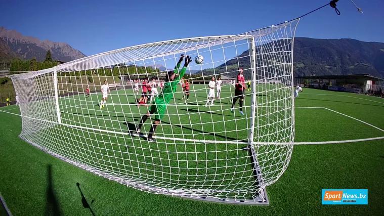 Beim torreichen Südtiroler Oberliga-Duell zwischen Partschins und St. Georgen (3:3) sorgte der Treffer der Hausherren zum zwischenzeitlichen 1:1 für viel Diskussionsstoff. Außerdem haben wir das spektakuläre 2:2 vom FC Obermais in der Serie D gegen Mestre und den 2:1-Heimsieg von Gröden im Landesliga-Schlager gegen Brixen im Video. © stol