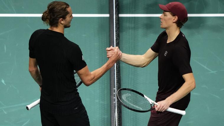Alexander Zverev und Jannik Sinner: Der Kampf um Platz eins der Weltrangliste spitzt sich zu. © APA/afp / DIMITAR DILKOFF