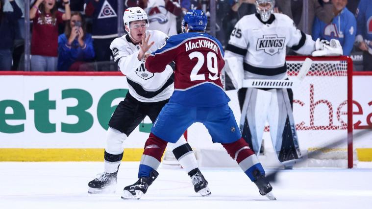 Brandt Clarke (l.) und Nathan MacKinnon (r.) ließen die Handschuhe fallen. © APA / TYLER SCHANK
