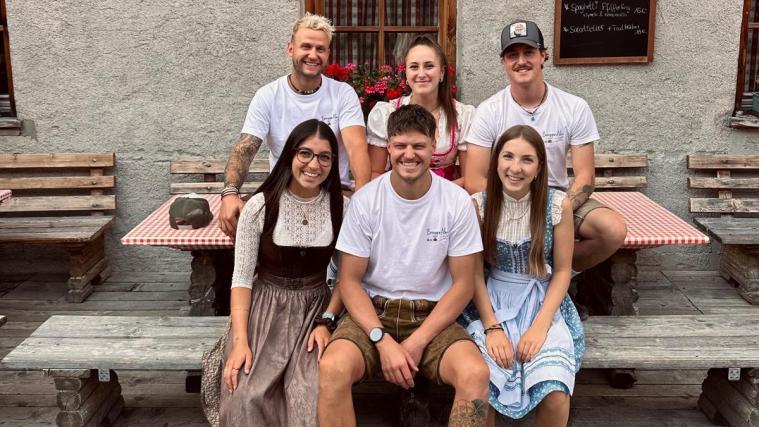 Das Team der Brugger Alm im Zerzertal: FCO-Spieler Marco Paulmichl, Anna Erhard, Tobias Canal (hinten v.l.); Magdalena Unterer, Dominik Paulmichl, Hemma Unterer (vorne v.l.).