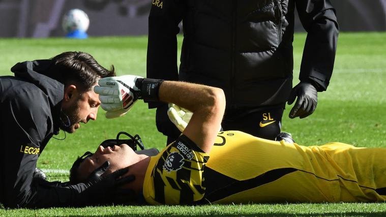 Emiliano Martinez wurde nach seinem Zusammenprall am Samstag operiert. © APA/afp / PETER POWELL