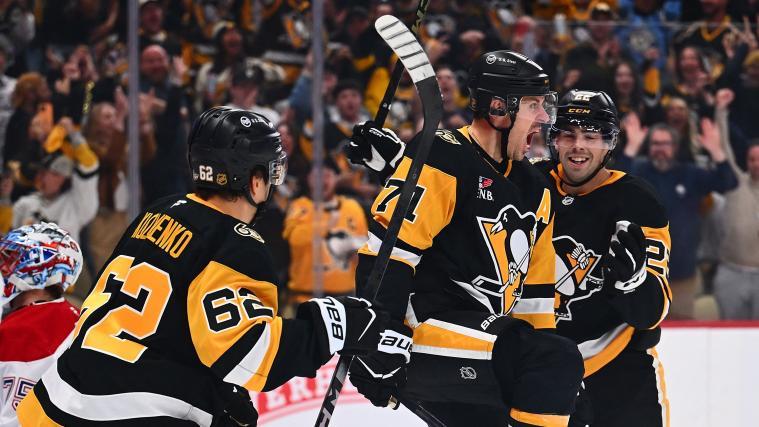 Evgeni Malkin (Mitte) hat NHL-Geschichte geschrieben. © APA / JUSTIN BERL