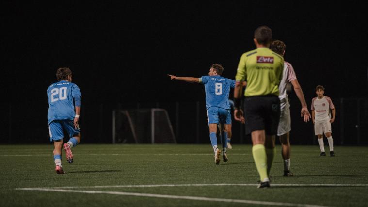 Unbounded jubilation: With the last action of the game, Brixen captain Dennis Nagler (No. 8) scored the winning goal. © Thomas Debelyak