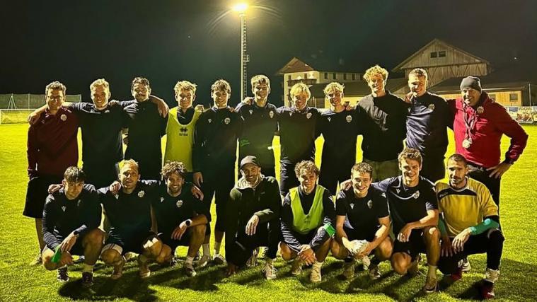 Jannik Sinner (debout, 3e à partir de la droite) a surpris les footballeurs. © Instagram
