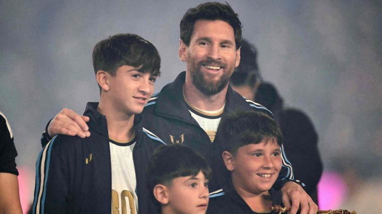 Lionel Messi avec ses trois fils Thiago (à gauche), Matteo (à droite) et Ciro (au centre). © APA/afp / JUAN MABROMATA