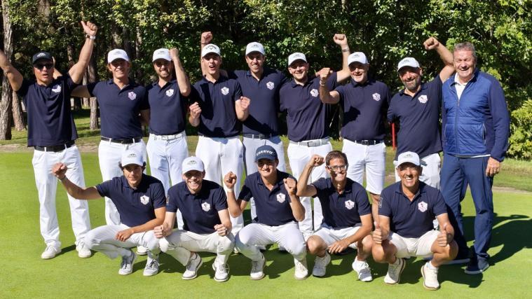 So sehen Sieger aus! Die Südtiroler mit den Teamverantwortlichen Hagen Tschörner (stehend Erster von links) und Walter Holzner (ganz rechts) mit (hockend von links): Matteo Broli, Felix Schrott, Felix Profanter, Lukas Holzner und Christian Gross sowie stehend von links: Andreas Huber, Thomas Pföstl, Robert Ress, Thomas Pramstaller, Kevin Aufderklamm, Franz Pföstl und Tommaso Femminella. Es fehlt Präsident Hannes Illmer.