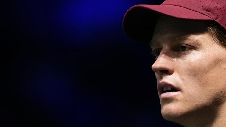 Tennis-Superstar Jannik Sinner: Die Trainerfrage bleibt brandaktuell. © AFP / DIMITAR DILKOFF