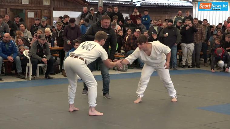 Beim traditionellen Vierländerranggeln auf dem Festplatz in St. Martin in Passeier ermittelten wieder über 100 Teilnehmer aus Südtirol, dem Bundesland Tirol, Salzburg und der Schweiz ihre Meister. SportNews war natürlich vor Ort. © stol
