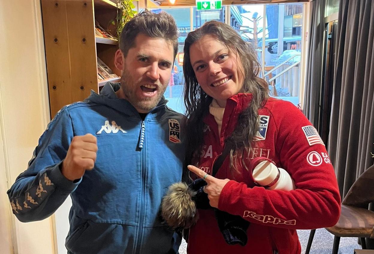 Daniel Dejori und die neue Weltmeisterin Breezy Johnson.