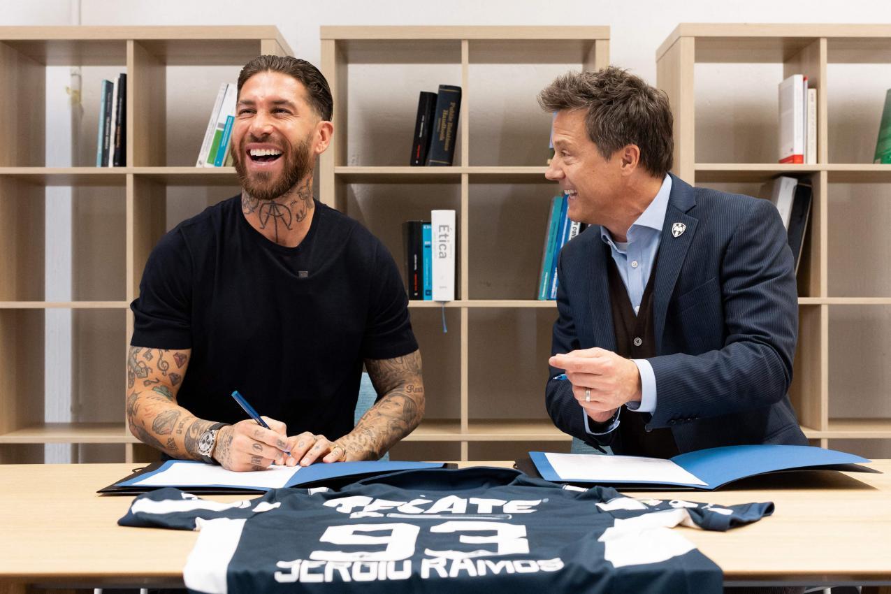 Ramos bei seiner Unterschrift. © APA/afp / HANDOUT