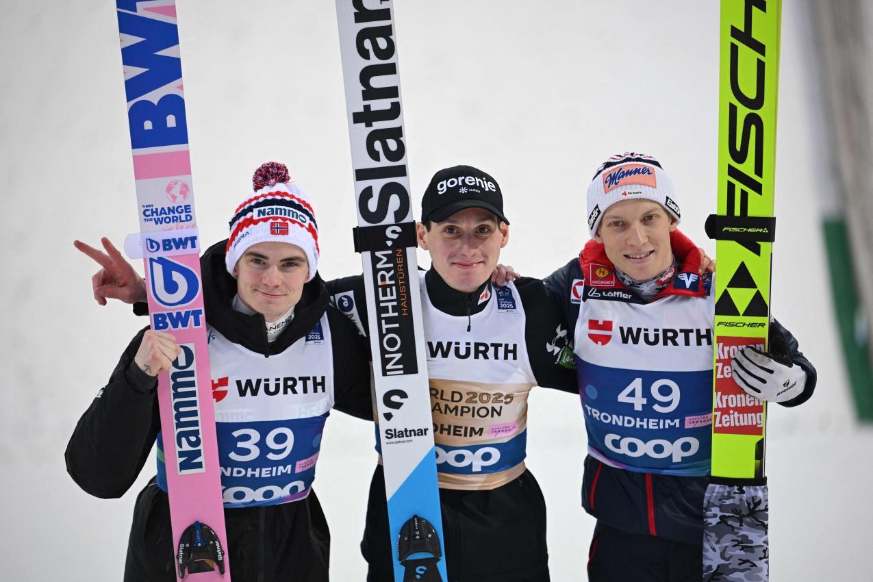 So sah das Podest am Samstag aus – vor der Disqualifikation: Marius Lindvik, Domen Prevc und Jan Hörl (v.l.n.r.). © APA/afp / JONATHAN NACKSTRAND