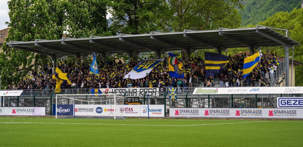 Die neue, gewaltbereite Fangruppe hat sich von der restlichen Fanszene abgesondert und die Hintertortribüne eingenommen. © Facebook/AC Trento 1921