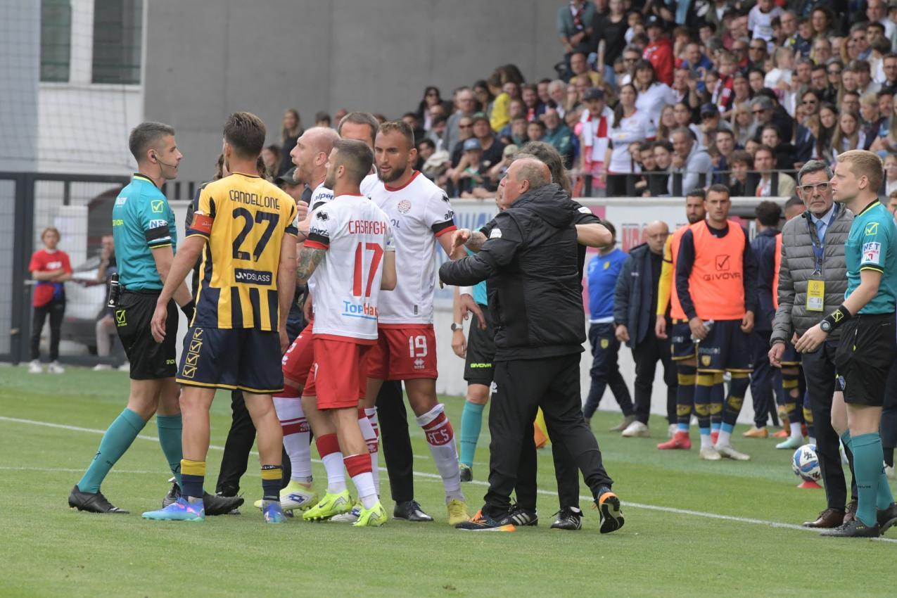 Fabrizio Castori protestierte einen Elfmeter und flog mit Rot vom Platz.
