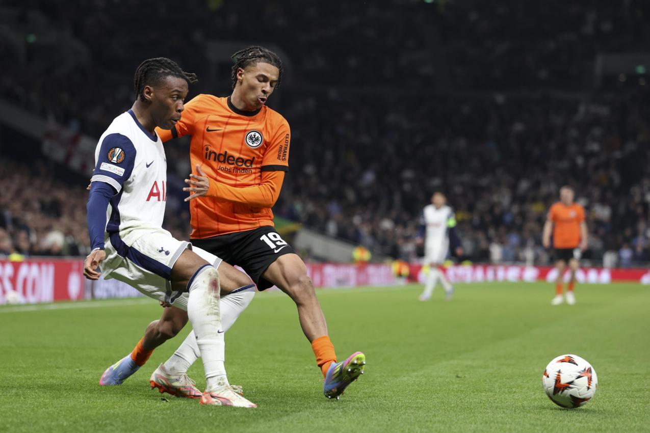 Frankfurt  (in orange) spielte gegen Tottenham Remis. © ANSA / ANDY RAIN