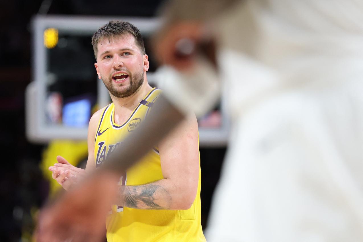 Luca Doncic und die Lakers feierten den ersten Playoff-Sieg. © APA / SEAN M. HAFFEY