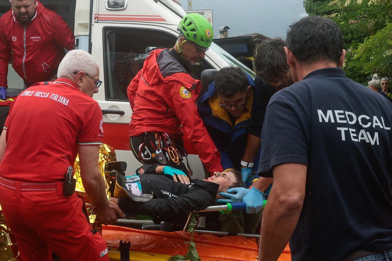 Alessio Martinelli wurde ins Krankenhaus gebracht. © APA/afp / LUCA BETTINI