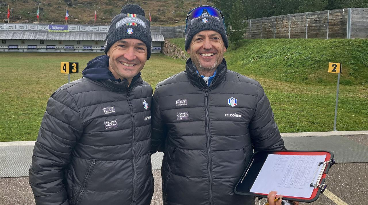 Alex Inderst (r.) mit Biathlon-Sportdirektor Klaus Höllrigl.
