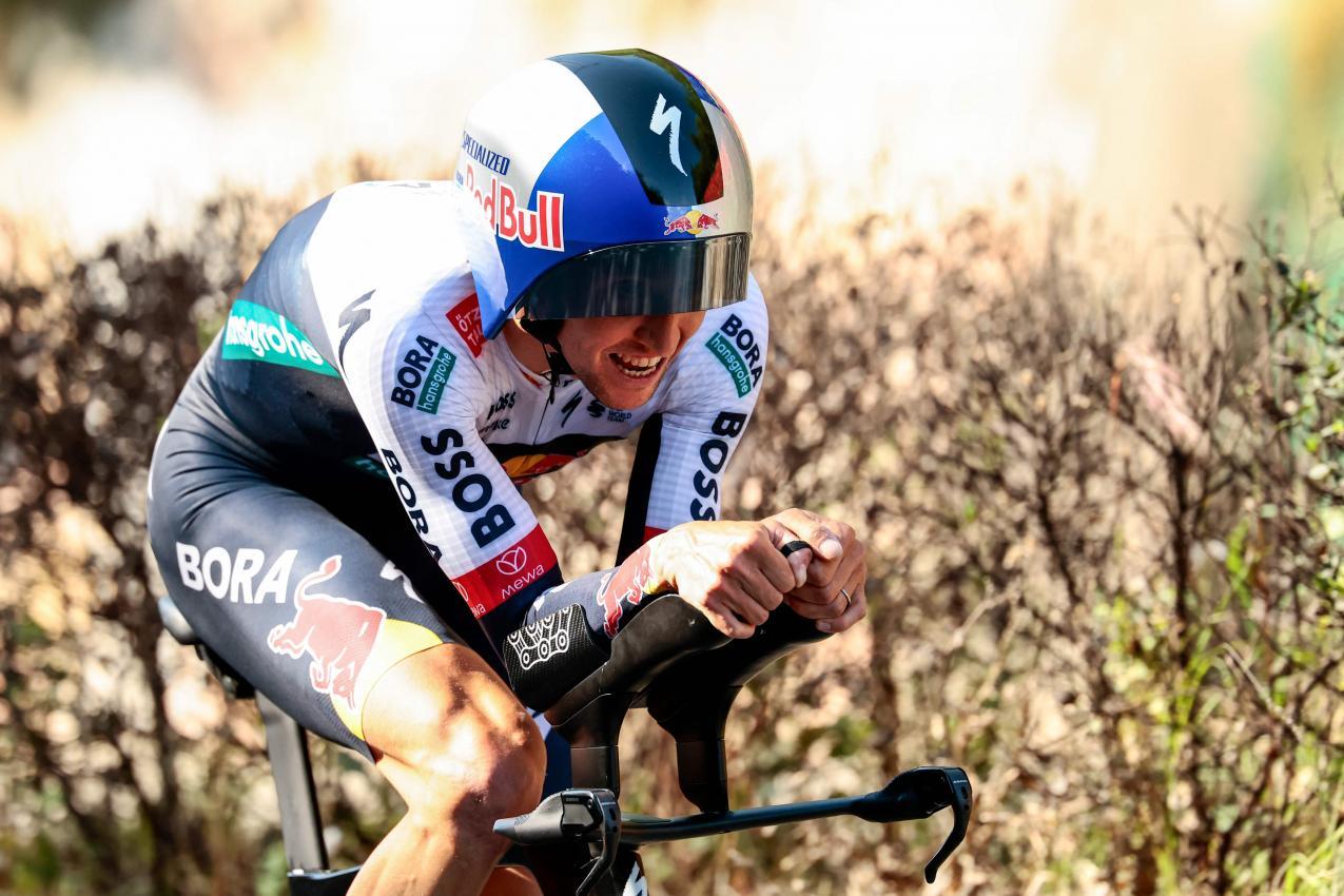 Am Donnerstag stürzte Roglic-Helfer Jay Hindley schwer. © APA/afp / LUCA BETTINI