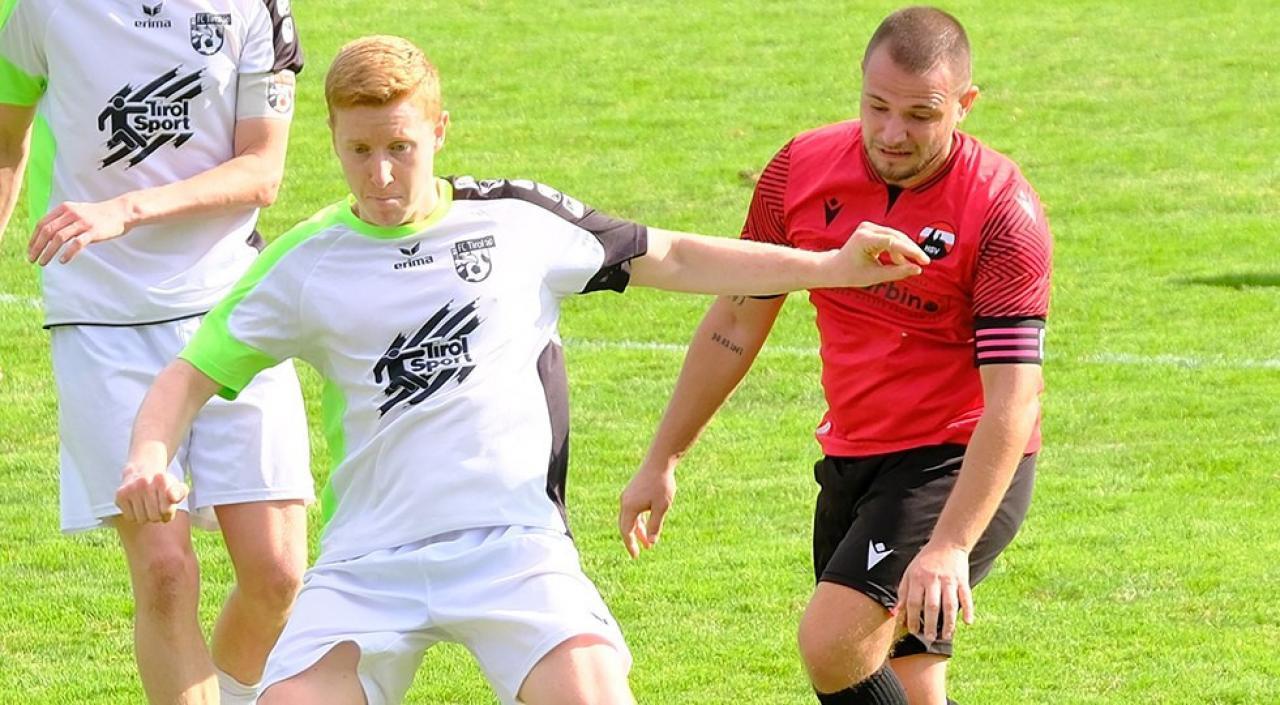 Armin Rohrer (links), Spielertrainer von Tirol, und Milo Kushe, Mittelfeldspieler von Haslach. © Markus Dorn