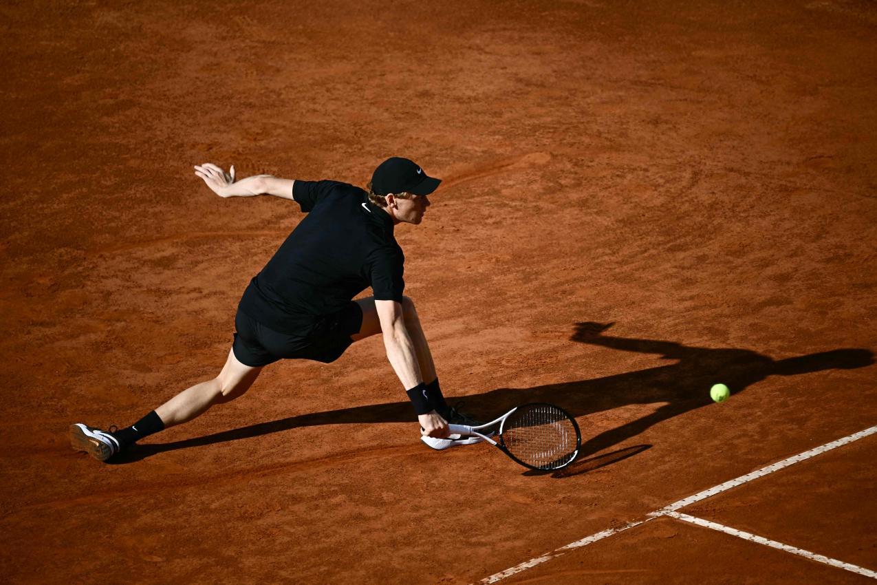 Der sandige Untergrund ist wahrlich nicht Jannik Sinners Vorliebe. © APA/afp / FILIPPO MONTEFORTE