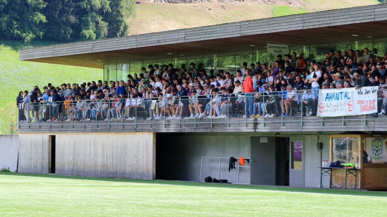 Die Tribünen im Ahrntal sind immer bis zum Bersten gefüllt.