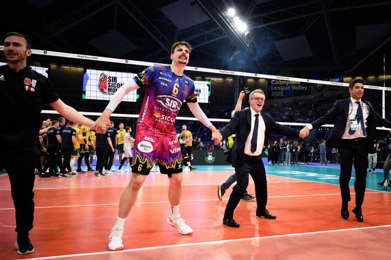 Freudentanz bei Simone Giannelli und seinem Trainer Angelo Lorenzetti (Mitte).