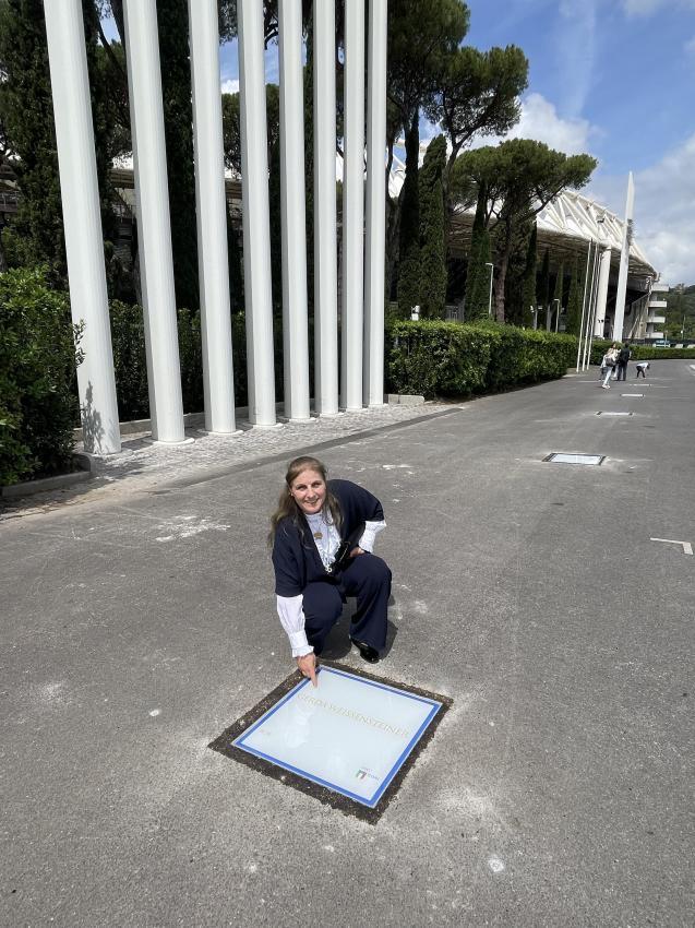 Gerda Weißensteiner mit ihrer Plakette auf dem Walk of Fame.