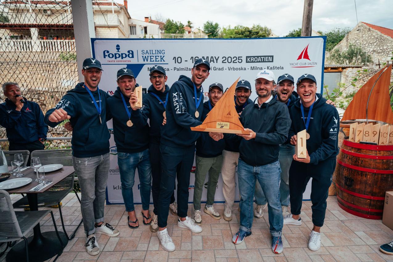 Hauptsponsor Peter Foppa (3.v.r.) überreichte den Siegern der Klasse Salona 46, Alpex mit Skipper Simon Folie (4.v.l) die Siegertrophäe.