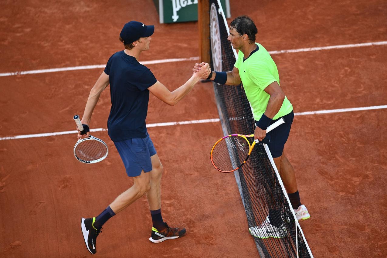 Jannik Sinner und Rafael Nadal. © AFP / CHRISTOPHE ARCHAMBAULT