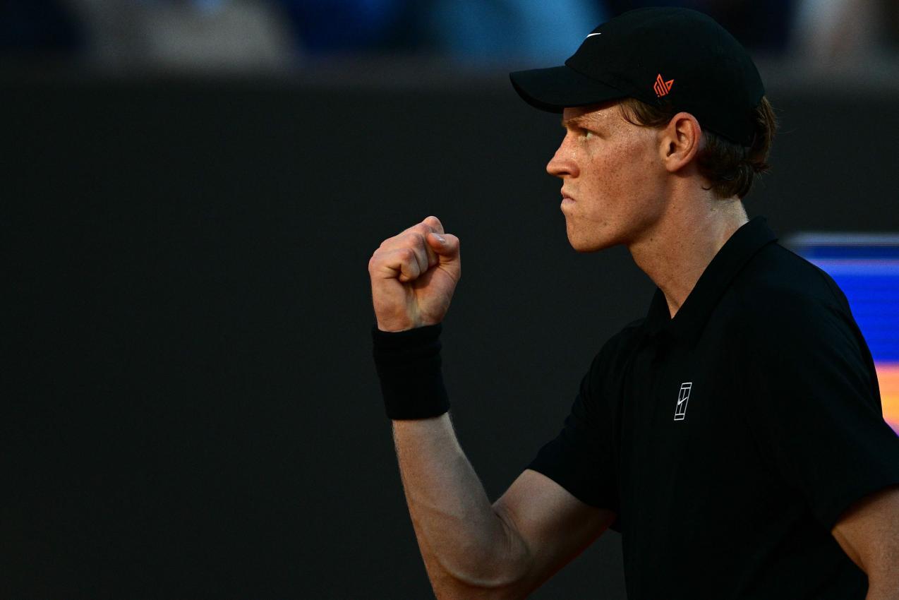 Jannik Sinner zählt in Paris zu den großen Favoriten. © APA/afp / TIZIANA FABI