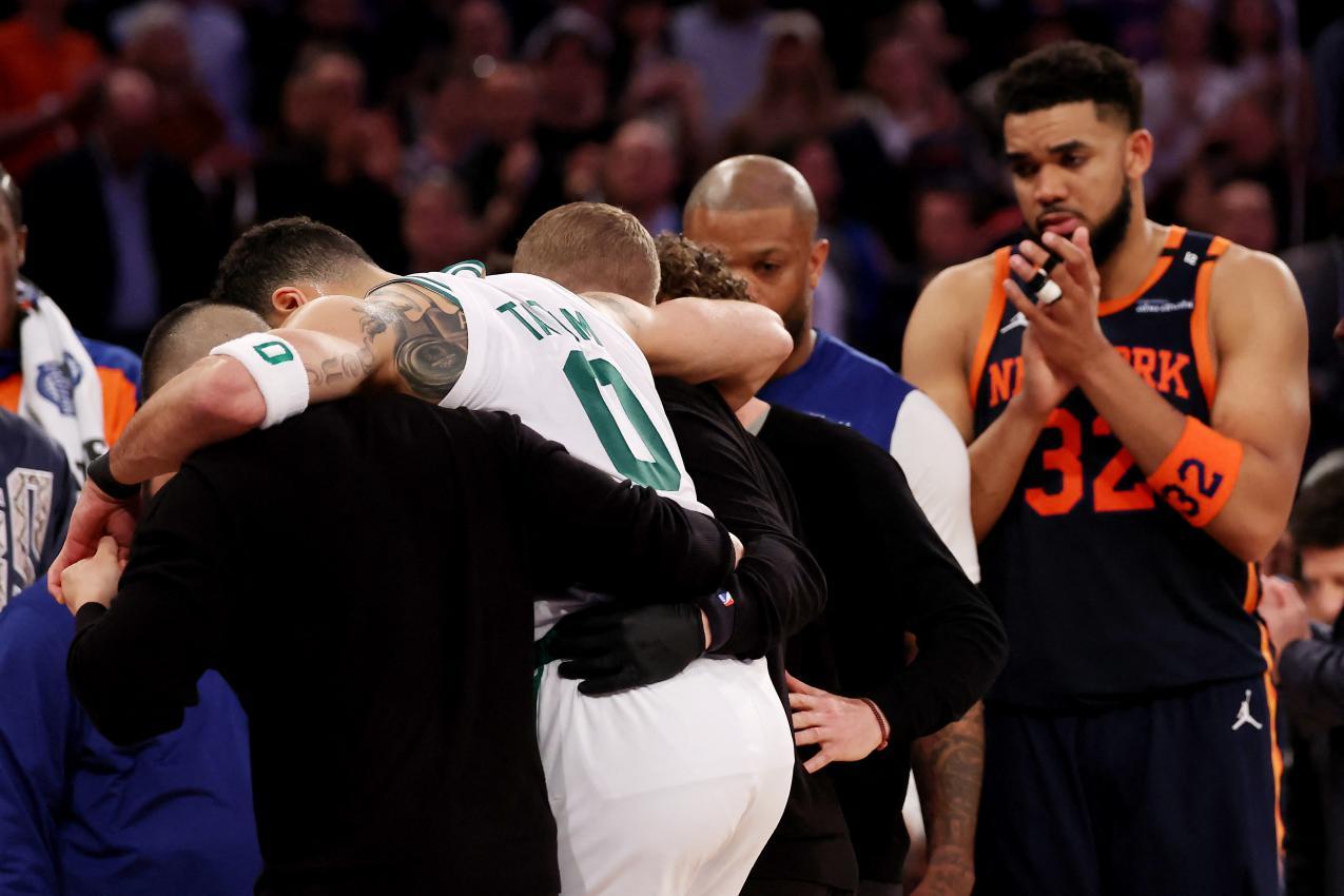 Jayson Tatum wurde unter Applaus aus der Halle gebracht. © APA / ELSA